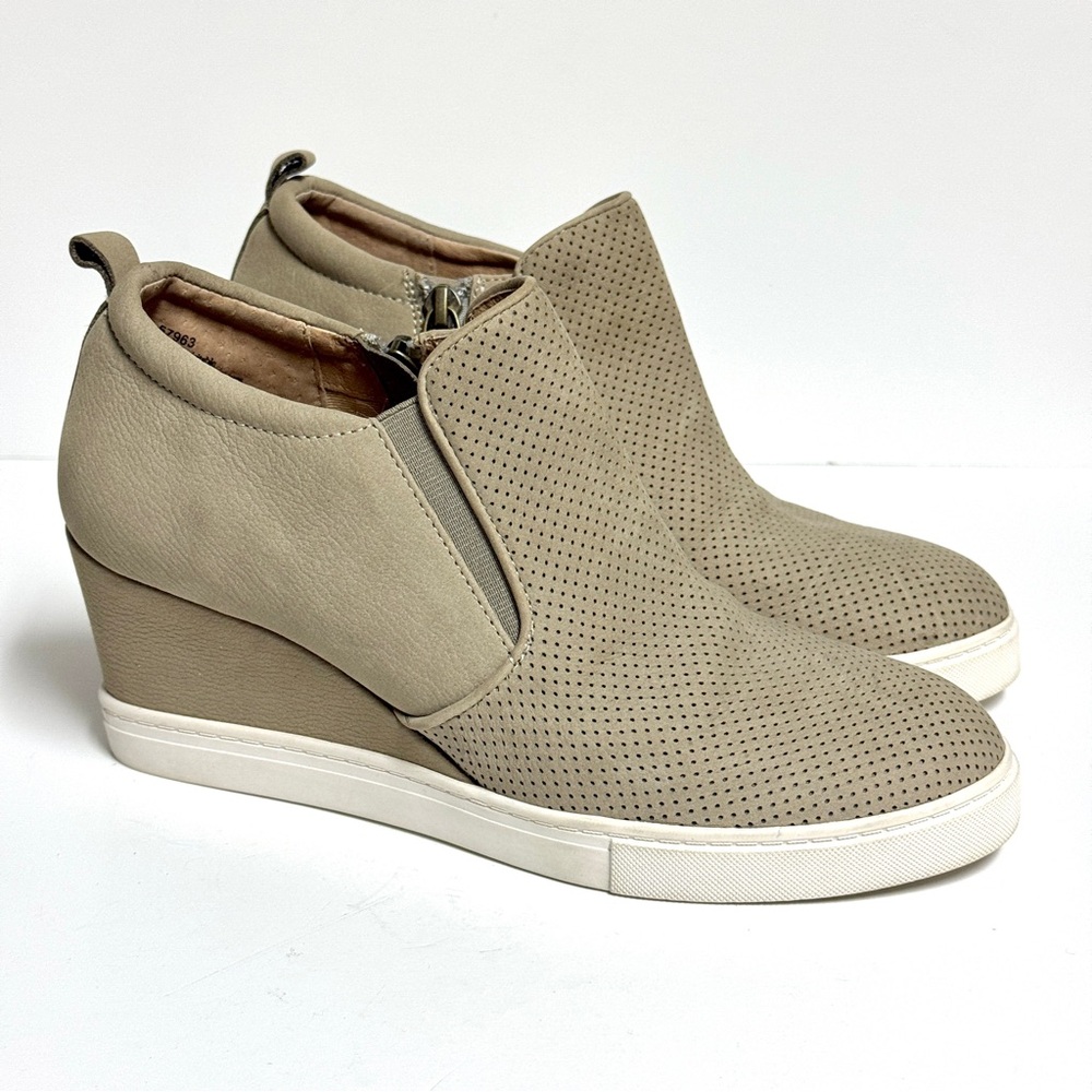 Caslon Aiden Wedge Sneakers Womens 7M Taupe Suede Perforated Zip Hidden Heel EUC